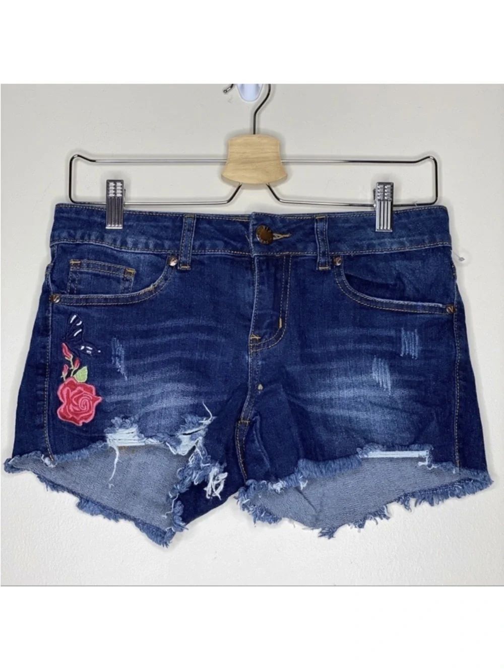 VIP ROSE EMBROIDERED SHORTS SIZE 3/4